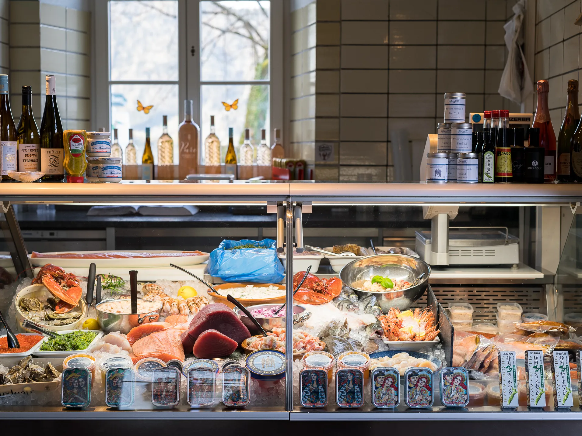 Eine Kühltheke mit einer großen Vielfalt Fisch in der Auslage
